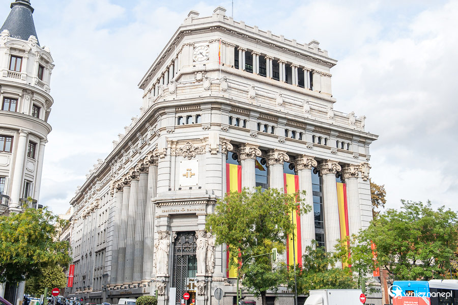 Madryt. Jeden z budynków przy Plaza de Cibeles. - foto: wnieznane.pl Madryt. Jeden z budynków przy Plaza de Cibeles. - foto: wnieznane.pl