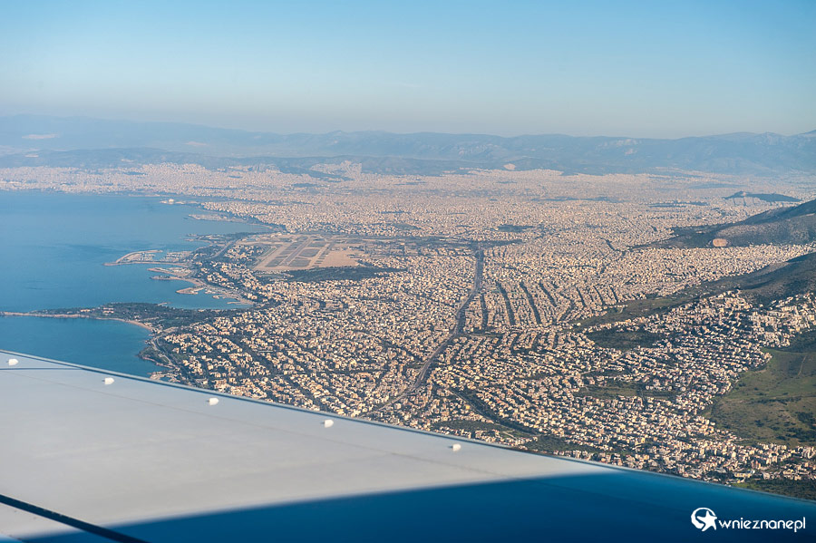Ateny. Widok na miasto podczas lądowania. - foto: wnieznane.pl Ateny. Widok na miasto podczas lądowania. - foto: wnieznane.pl
