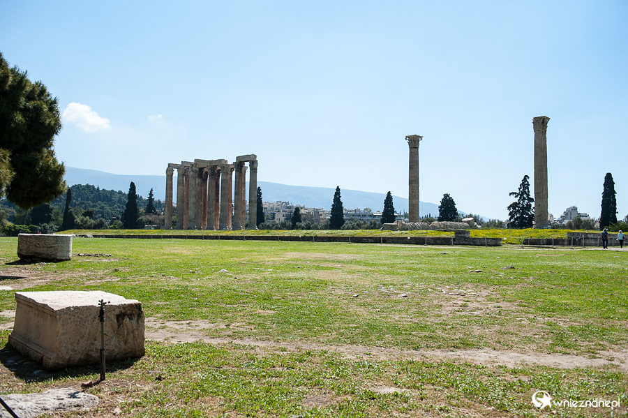 Ateny. Pozostałości Świątyni Zeusa Olimpijskiego. - foto: wnieznane.pl Ateny. Pozostałości Świątyni Zeusa Olimpijskiego. - foto: wnieznane.pl