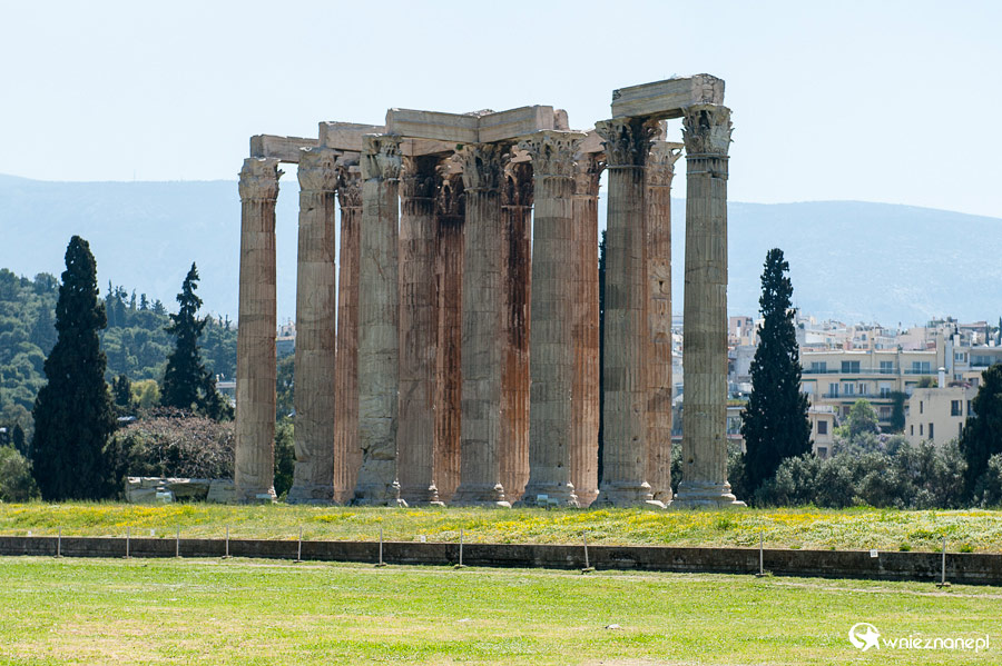 Ateny. Pozostałości Świątyni Zeusa Olimpijskiego. - foto: wnieznane.pl Ateny. Pozostałości Świątyni Zeusa Olimpijskiego. - foto: wnieznane.pl