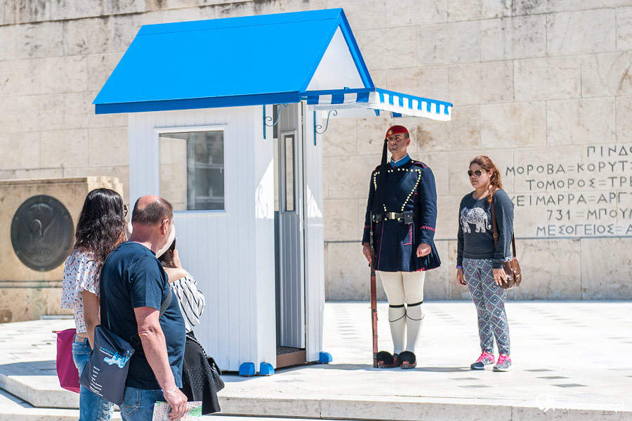 Ateny. Warta przy Grobie Nieznanego Żołnierza. - foto: wnieznane.pl Ateny. Warta przy Grobie Nieznanego Żołnierza. - foto: wnieznane.pl