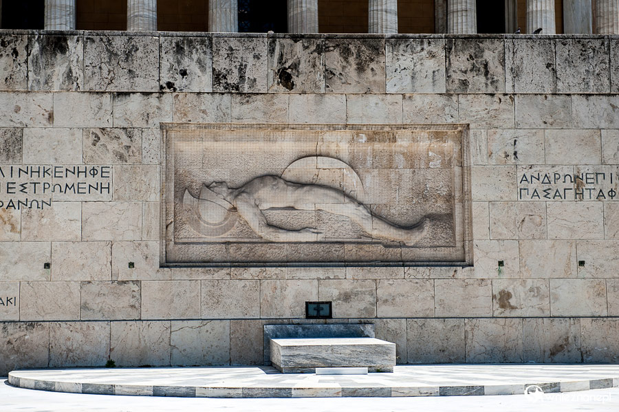 Ateny. Grób Nieznanego Żołnierza przy budynku Parlamentu. - foto: wnieznane.pl Ateny. Grób Nieznanego Żołnierza przy budynku Parlamentu. - foto: wnieznane.pl