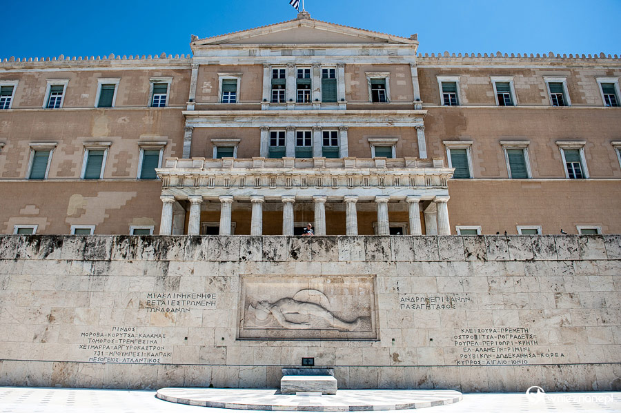 Ateny. Grób Nieznanego Żołnierza przy budynku parlamentu. - foto: wnieznane.pl Ateny. Grób Nieznanego Żołnierza przy budynku parlamentu. - foto: wnieznane.pl