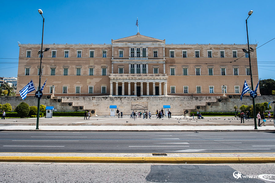 Ateny. Budynek Parlamentu z Grobem Nieznanego Żołnierza. - foto: wnieznane.pl Ateny. Budynek Parlamentu z Grobem Nieznanego Żołnierza. - foto: wnieznane.pl