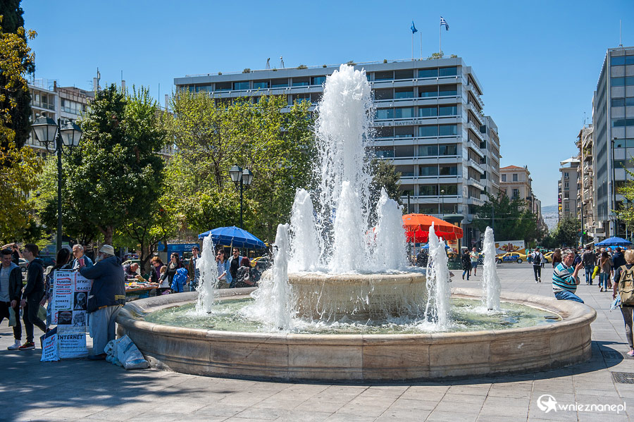 Ateny. Fontanna na Placu Syntagma. - foto: wnieznane.pl Ateny. Fontanna na Placu Syntagma. - foto: wnieznane.pl