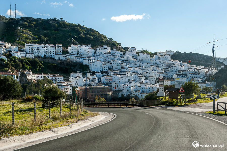 Andaluzja. Wjazd do miejscowości Casares. - foto: wnieznane.pl Andaluzja. Wjazd do miejscowości Casares. - foto: wnieznane.pl
