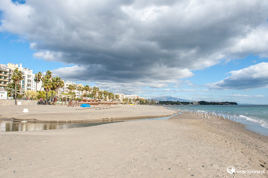 Andaluzja. Piaszczysta plaża w Esteponie. - foto: wnieznane.pl Andaluzja. Piaszczysta plaża w Esteponie. - foto: wnieznane.pl