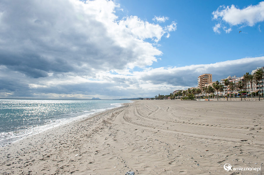 Andaluzja. Pusta piaszczysta plaża w Esteponie. - foto: wnieznane.pl Andaluzja. Pusta piaszczysta plaża w Esteponie. - foto: wnieznane.pl