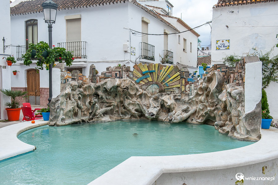 Andaluzja. Fontanna w historycznym centrum Estepony. - foto: wnieznane.pl Andaluzja. Fontanna w historycznym centrum Estepony. - foto: wnieznane.pl