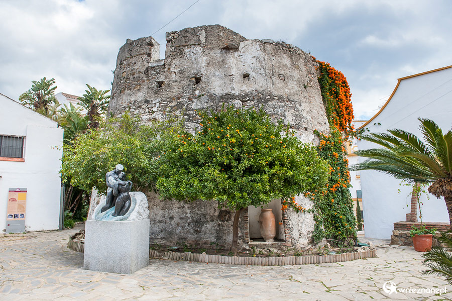 Andaluzja. Ruiny zamku w zabytkowej części Estepony. - foto: wnieznane.pl Andaluzja. Ruiny zamku w zabytkowej części Estepony. - foto: wnieznane.pl