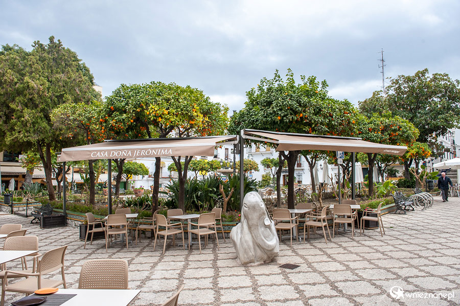 Andaluzja. Plac w centrum Estepony. - foto: wnieznane.pl Andaluzja. Plac w centrum Estepony. - foto: wnieznane.pl