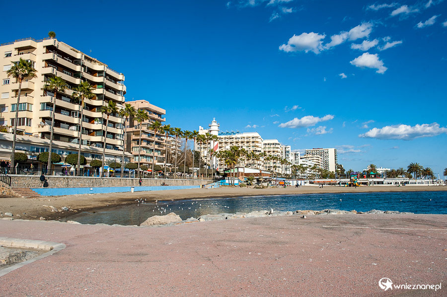Andaluzja. Plaża w Marbelli. W tle latarnia morska. - foto: wnieznane.pl Andaluzja. Plaża w Marbelli. W tle latarnia morska. - foto: wnieznane.pl