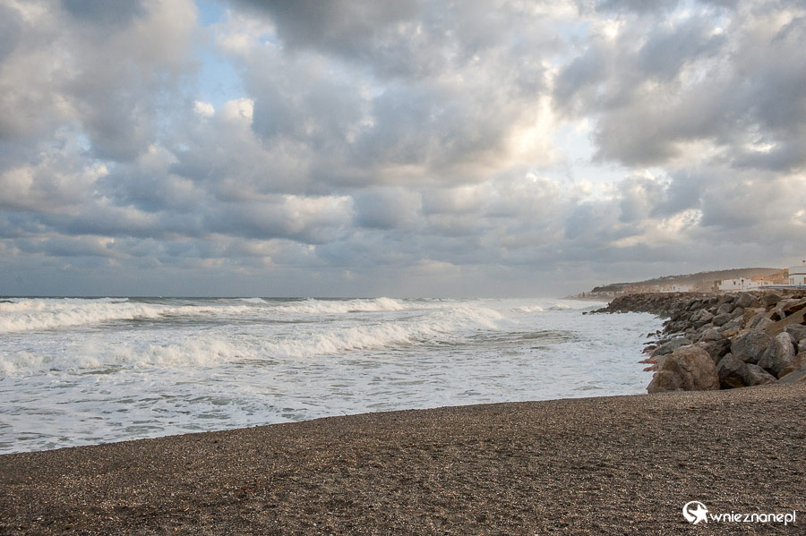 Andaluzja. Wzburzone morze w Puerto de la Duquesa. - foto: wnieznane.pl Andaluzja. Wzburzone morze w Puerto de la Duquesa. - foto: wnieznane.pl