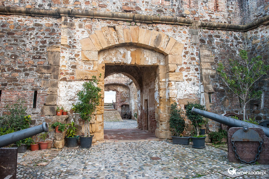 Andaluzja. Forteca w Puerto de la Duquesa. - foto: wnieznane.pl Andaluzja. Forteca w Puerto de la Duquesa. - foto: wnieznane.pl