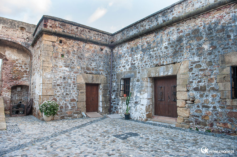 Andaluzja. Forteca w Puerto de la Duquesa. - foto: wnieznane.pl Andaluzja. Forteca w Puerto de la Duquesa. - foto: wnieznane.pl