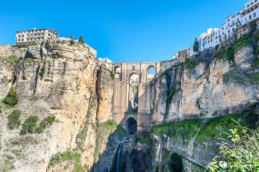Ronda. Widok na Puente Nuevo i wąwóz El Tajo. - foto: wnieznane.pl Ronda. Widok na Puente Nuevo i wąwóz El Tajo. - foto: wnieznane.pl