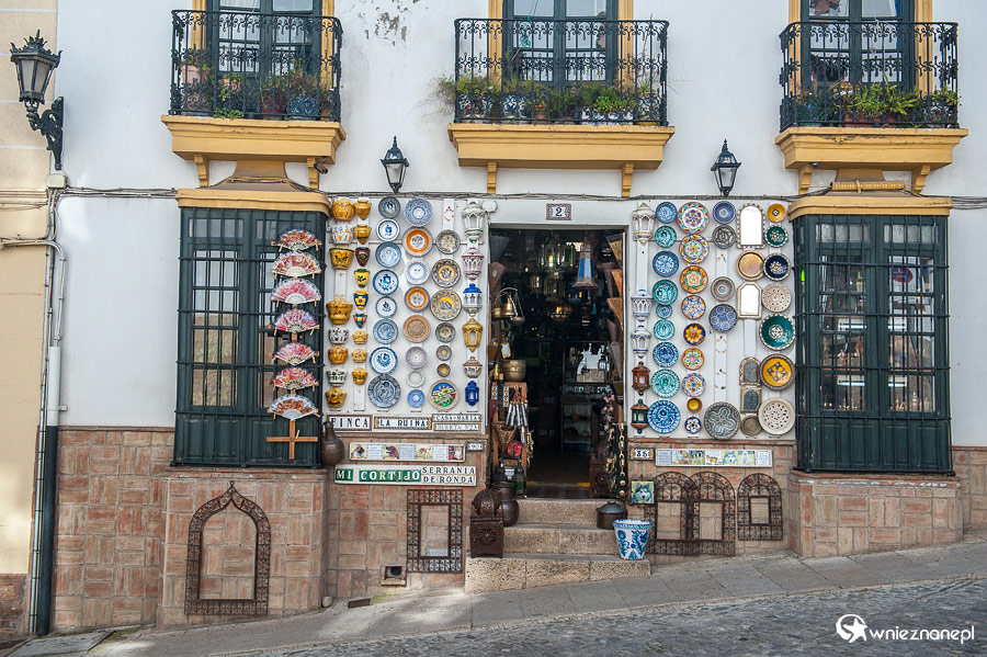 Ronda. Sklep ze wspaniałą malowaną ceramiką. - foto: wnieznane.pl Ronda. Sklep ze wspaniałą malowaną ceramiką. - foto: wnieznane.pl