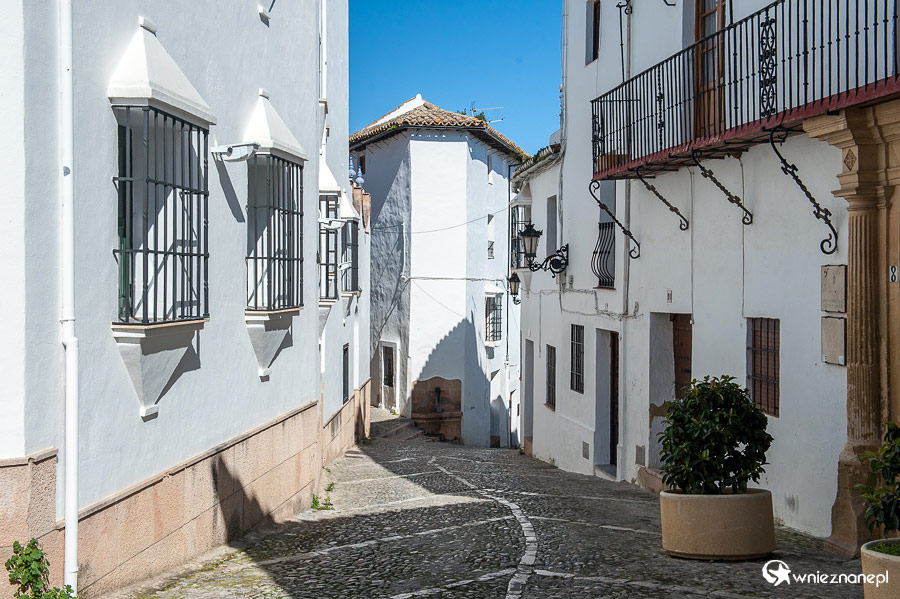 Ronda. Typowa wąska uliczka w centrum miasta. - foto: wnieznane.pl Ronda. Typowa wąska uliczka w centrum miasta. - foto: wnieznane.pl
