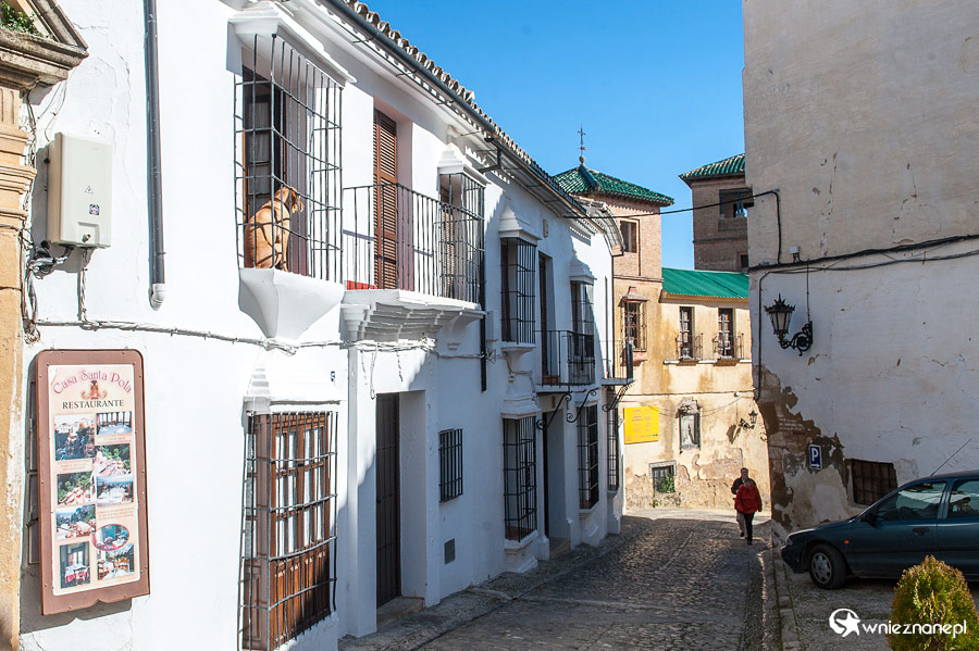 Ronda. Wąska uliczka w starej części miasta. - foto: wnieznane.pl Ronda. Wąska uliczka w starej części miasta. - foto: wnieznane.pl