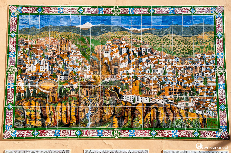 Ronda. Mozaika naścienna ukazująca miasto. - foto: wnieznane.pl Ronda. Mozaika naścienna ukazująca miasto. - foto: wnieznane.pl
