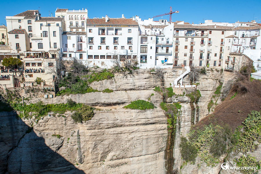 Ronda. Jasne ściany wąwozu El Tajo. - foto: wnieznane.pl Ronda. Jasne ściany wąwozu El Tajo. - foto: wnieznane.pl