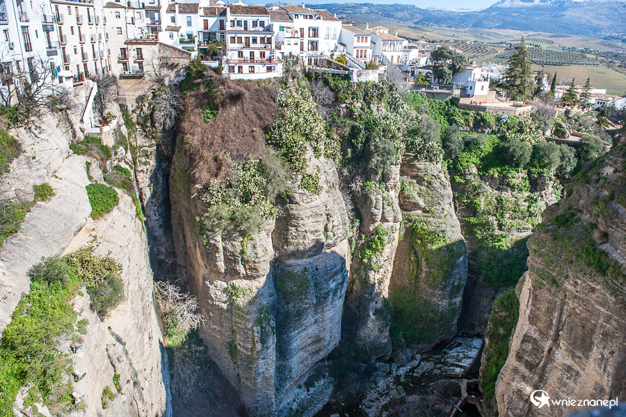 Ronda. Jasne ściany wąwozu El Tajo. - foto: wnieznane.pl Ronda. Jasne ściany wąwozu El Tajo. - foto: wnieznane.pl