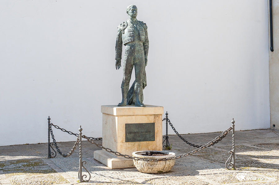 Ronda. Pomnik torreadora przy Plaza de Toros. - foto: wnieznane.pl Ronda. Pomnik torreadora przy Plaza de Toros. - foto: wnieznane.pl