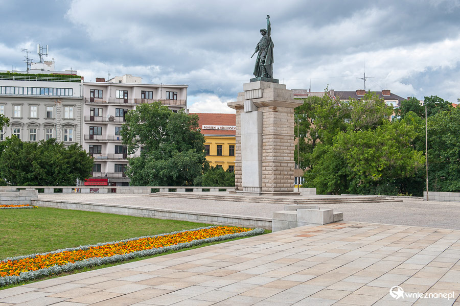 Brno. Pomnik przedstawiający Żołnierza Armii Czerwonej, postawiony na pamiątkę wyzwolenia Brna (26 kwietnia 1945). - foto: wnieznane.pl Brno. Pomnik przedstawiający Żołnierza Armii Czerwonej, postawiony na pamiątkę wyzwolenia Brna (26 kwietnia 1945). - foto: wnieznane.pl
