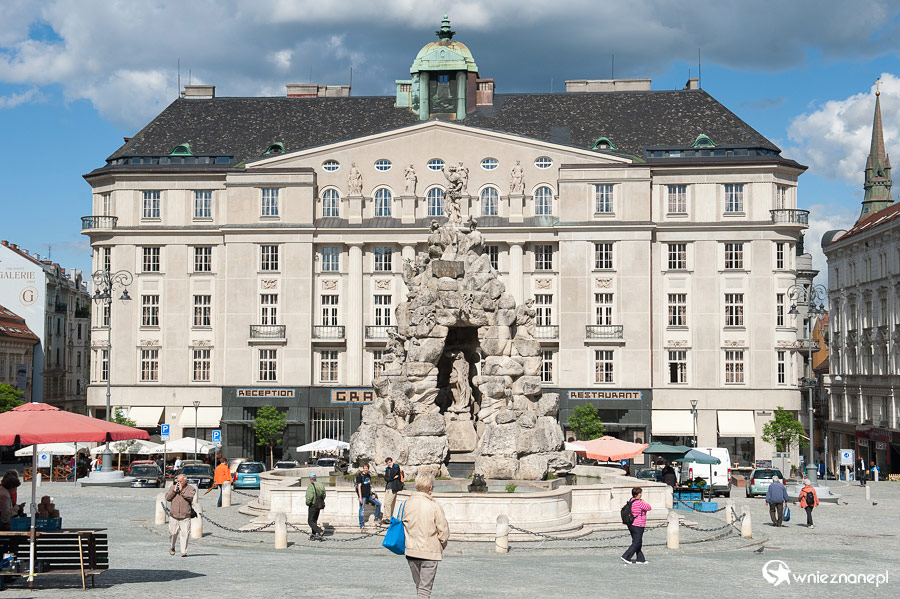 Brno. Fontanna Parnas na Targu zielnym. - foto: wnieznane.pl Brno. Fontanna Parnas na Targu zielnym. - foto: wnieznane.pl
