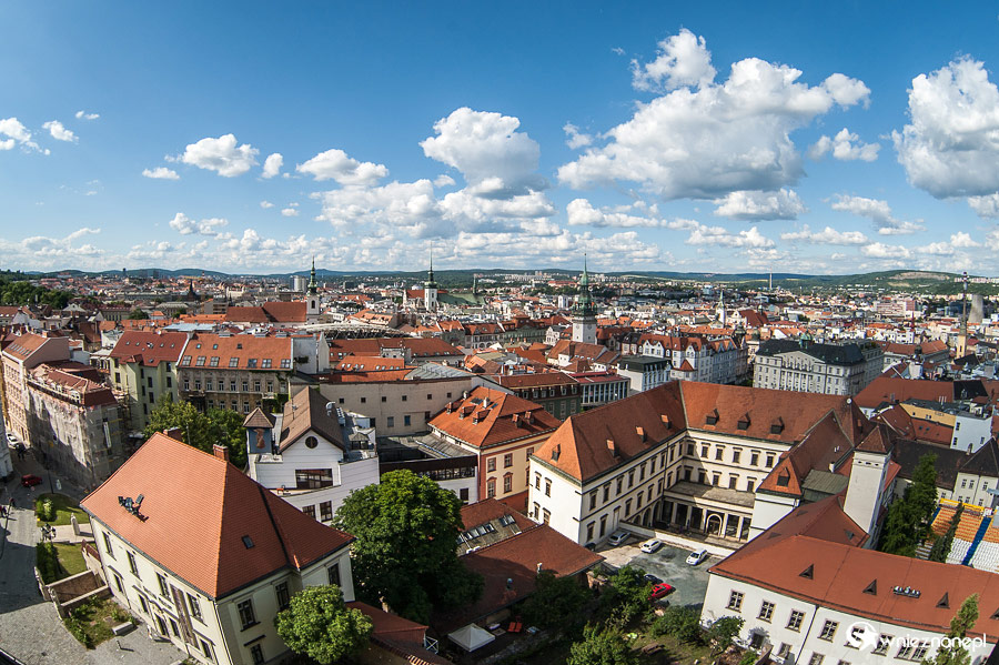 Brno. Panorama miasta z wieży katedralnej. - foto: wnieznane.pl Brno. Panorama miasta z wieży katedralnej. - foto: wnieznane.pl