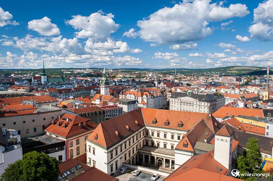 Brno. Panorama miasta z wieży katedralnej. - foto: wnieznane.pl Brno. Panorama miasta z wieży katedralnej. - foto: wnieznane.pl