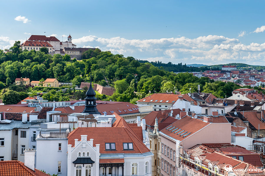 Brno. Widok z wieży katedralnej na miasto i twierdzę Spilberk. - foto: wnieznane.pl Brno. Widok z wieży katedralnej na miasto i twierdzę Spilberk. - foto: wnieznane.pl