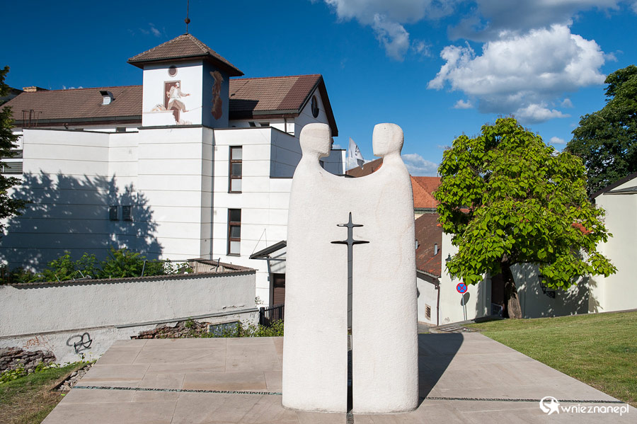 Brno. Pomnik w okolicach katedry. - foto: wnieznane.pl Brno. Pomnik w okolicach katedry. - foto: wnieznane.pl
