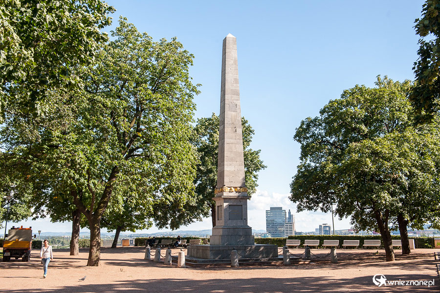 Brno. Obelisk symbolizujący zwycięstwo nad Napoleonem w parku Denisovy Sady, niedaleko katedry. - foto: wnieznane.pl Brno. Obelisk symbolizujący zwycięstwo nad Napoleonem w parku Denisovy Sady, niedaleko katedry. - foto: wnieznane.pl