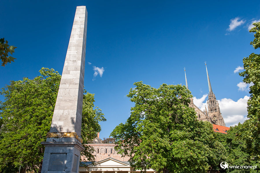 Brno. Obelisk symbolizujący zwycięstwo nad Napoleonem w parku Denisovy Sady, niedaleko katedry. - foto: wnieznane.pl Brno. Obelisk symbolizujący zwycięstwo nad Napoleonem w parku Denisovy Sady, niedaleko katedry. - foto: wnieznane.pl
