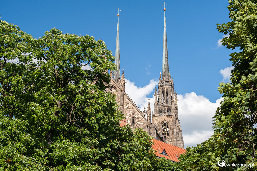 Brno. Wieże Katedry św. Piotra i Pawła. - foto: wnieznane.pl Brno. Wieże Katedry św. Piotra i Pawła. - foto: wnieznane.pl