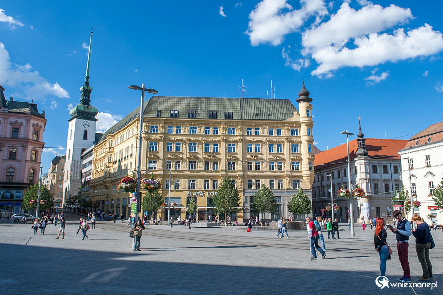 Brno. Rynek, w tle stary Ratusz. - foto: wnieznane.pl Brno. Rynek, w tle stary Ratusz. - foto: wnieznane.pl