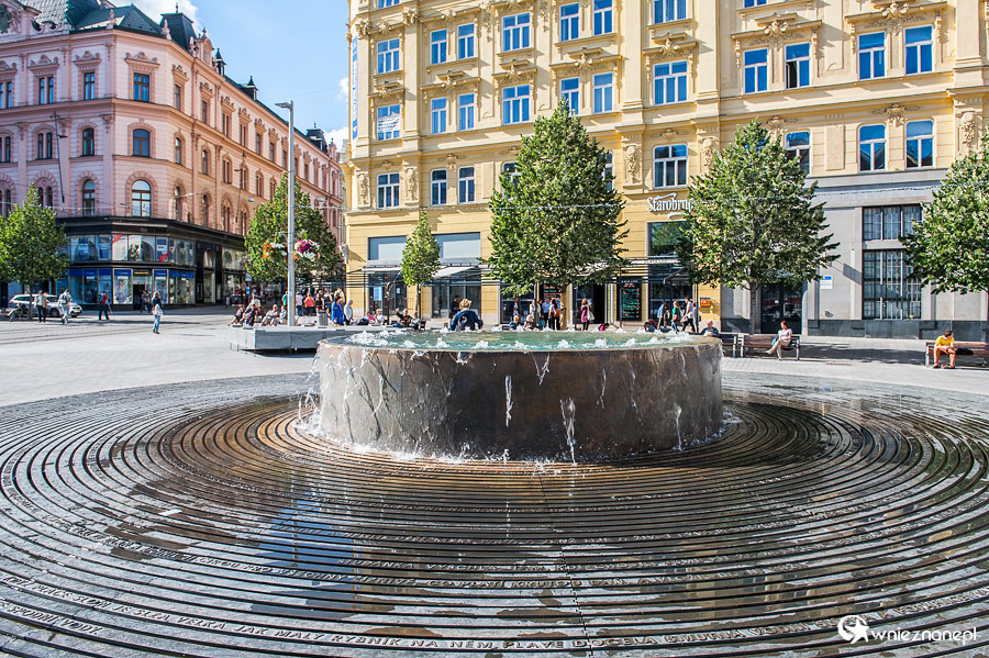 Brno. Fontanna na Rynku. - foto: wnieznane.pl Brno. Fontanna na Rynku. - foto: wnieznane.pl