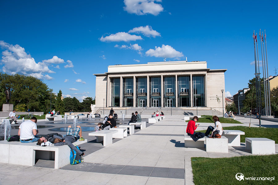 Brno. Plac przed Teatrem Narodowym. - foto: wnieznane.pl Brno. Plac przed Teatrem Narodowym. - foto: wnieznane.pl