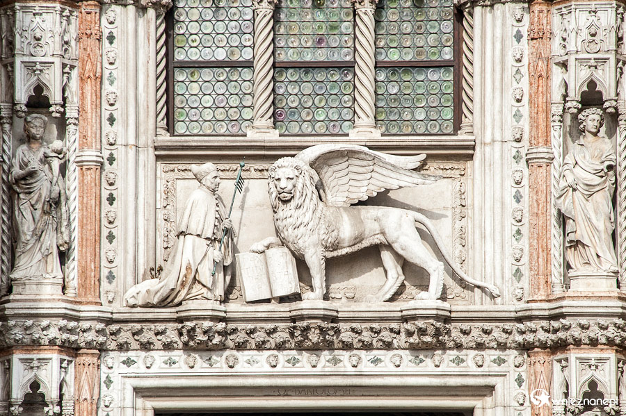 Wenecja. Wenecki lew na Bazylice św. Marka. - foto: wnieznane.pl Wenecja. Wenecki lew na Bazylice św. Marka. - foto: wnieznane.pl