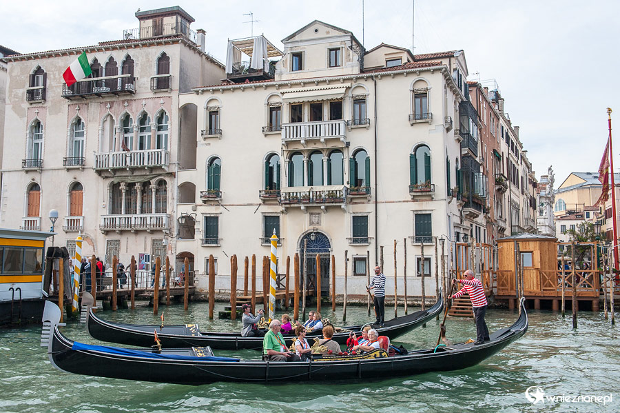 Wenecja. Gondole na Canal Grande. - foto: wnieznane.pl Wenecja. Gondole na Canal Grande. - foto: wnieznane.pl