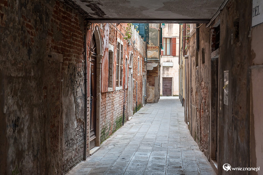 Wenecja. Wąskie przejście pomiędzy budynkami. - foto: wnieznane.pl Wenecja. Wąskie przejście pomiędzy budynkami. - foto: wnieznane.pl