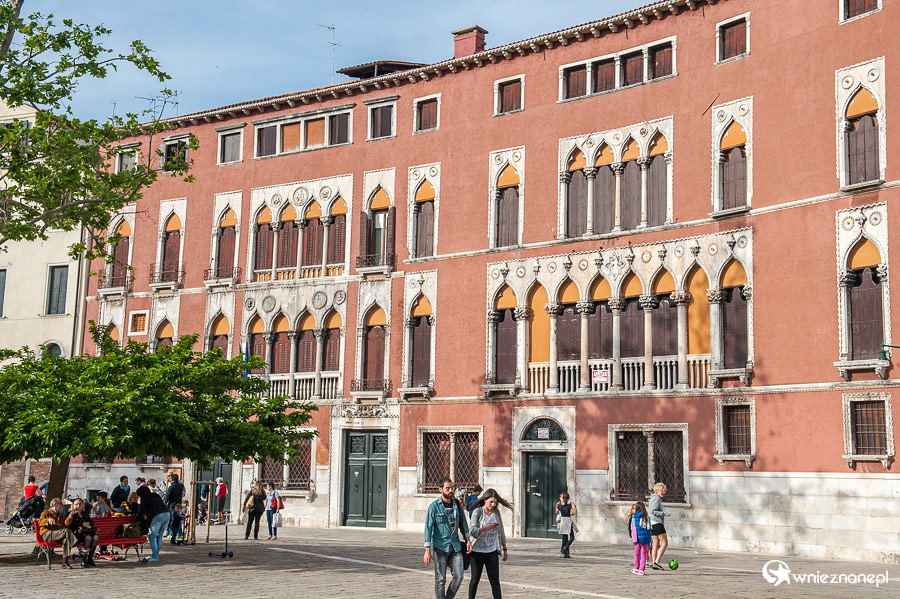 Wenecja. Budynki przy placu San Polo. - foto: wnieznane.pl Wenecja. Budynki przy placu San Polo. - foto: wnieznane.pl
