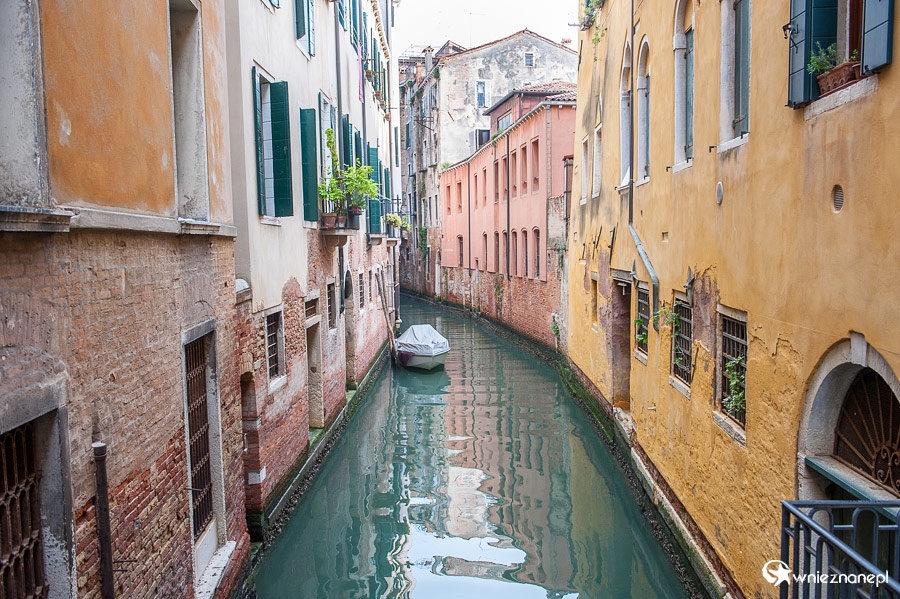 Wenecja. Jeden z wielu malowniczych kanałów. - foto: wnieznane.pl Wenecja. Jeden z wielu malowniczych kanałów. - foto: wnieznane.pl