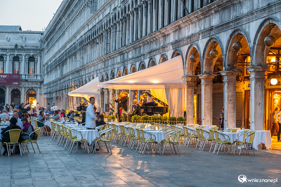 Wenecja. Piazza San Marco po zachodzie słońca. - foto: wnieznane.pl Wenecja. Piazza San Marco po zachodzie słońca. - foto: wnieznane.pl