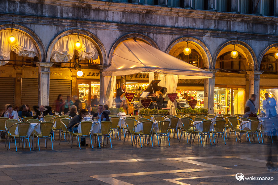 Wenecja. Kolacja na Piazza San Marco. - foto: wnieznane.pl Wenecja. Kolacja na Piazza San Marco. - foto: wnieznane.pl