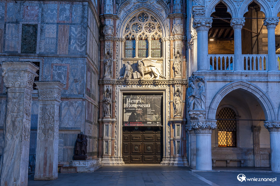 Wenecja. Wenecki lew przy Palazzo Ducale. - foto: wnieznane.pl Wenecja. Wenecki lew przy Palazzo Ducale. - foto: wnieznane.pl