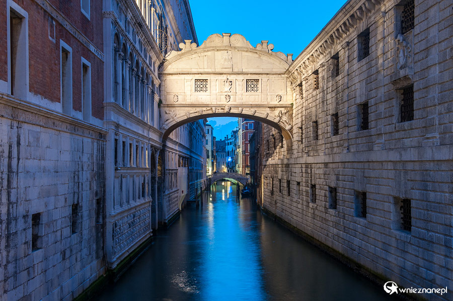 Wenecja. Podświetlony wieczorem Ponte dei Sospiri. - foto: wnieznane.pl Wenecja. Podświetlony wieczorem Ponte dei Sospiri. - foto: wnieznane.pl