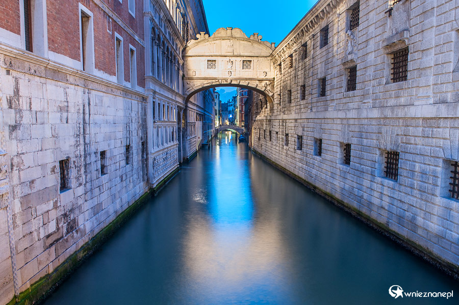 Wenecja. Podświetlony wieczorem Ponte dei Sospiri. - foto: wnieznane.pl Wenecja. Podświetlony wieczorem Ponte dei Sospiri. - foto: wnieznane.pl