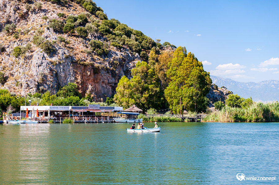 Rejs po rzece Dalyan. - foto: wnieznane.pl Rejs po rzece Dalyan. - foto: wnieznane.pl